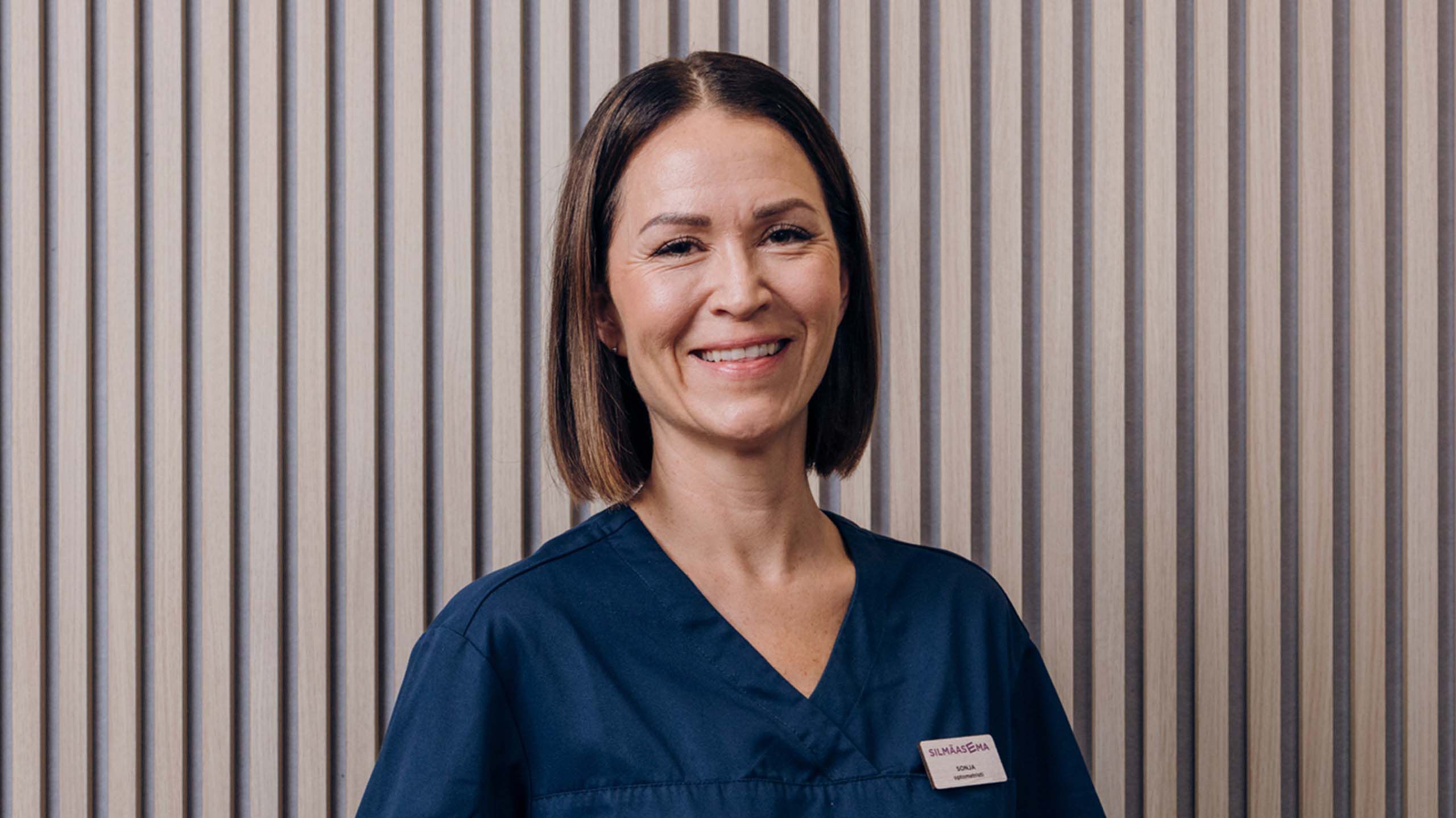 Sairaala-optikko hymyilee kameralle.